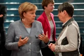 Angela Merkel et la ministre de l'environnement allemande Barbara Hendricks, avant un "sommet des maires" des grandes villes allemandes, à Berlin, le 28 novembre 2017