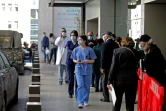 Des soignants devant l'hôpital de l'université américaine de Beyrouth (AUB), le 17 mars 2021
