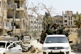 La police syrienne patrouille dans Douma, le 16 avril 2018