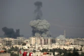 Une colonne de fumée s'élève de la ville de Hammouriyé dans la Ghouta orientale, cible de raids du régime, le 20 février 2018