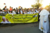 Des enfants des écoles catholiques accueillent le pape François à son arrivée à Rabat, le 30 mars 2019 au Maroc