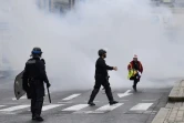 Une femme portant un bonnet de Père Noël et  un gilet jaune pendant que la police disperse une manifestation de lycéens, à Bordeaux le 3 décembre 2018