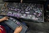 Le maître imprimeur Olmedo Franco assemble des plombs utilisés sur la machine Reliance de 1890 fabriquée à New York, dans l'imprimerie La Linterna, le 2 mars 2021 à Cali, en Colombie
