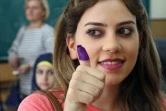 Une Libanaise montre son doigt taché d'encre, après avoir voté aux élections municipales, le 8 mai 2016 à Beyrouth