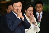 L'ancien Premier ministre de la Thaïlande Thaksin Shinawatra, accompagné de sa fille Paetongtarn Shinawatra, à son arrivée à Bangkok, le 22 août 2023