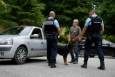 Des gendarmes en discussion avec un habitant du village de Gréolières, le 19 juillet 2021, lors de la traque d'un homme soupçonné de féminicide