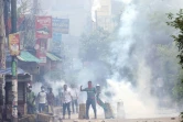 La police tire des gaz lacrymogènes sur des manifestants à Bogra, au Bangladesh, le 4 août 2024