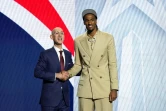 Le président de la NBA Adam Silver pose avec le Français Alex Sarr (R) sélectionné en deuxième position de la Draft NBA le 26 juin 2024 à New York