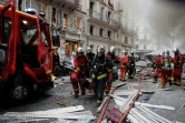 Des pompiers évacuent un blessé après une explosion dans une boulangerie, le 12 janvier 2019, rue de Trévise dans le 9e arrondissement de Paris