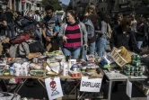 Des membres du mouvement les "Gars'pilleurs" redistribuent de la nourriture récoltée dans les poubelles d'un supermarché, dans le centre de Lyon le 25 septembre 2015
