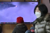 Un écran diffuse des images de missiles nord-coréens dans une gare de Séoul, le 5 mars 2022