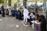 Des personnes ayant fui Kunduz et la province de Takhar déjeunent dans un parc où elles se sont réfugiées, à Kaboul, le 10 août 2021