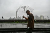 Un homme sous son parapluie lors du passage du typhon Bebinca à Shanghai, le 16 septembre 2024