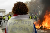 "Macron démission" peut-on lire sur ce gilet jaune, sur les Champs Elysées, le 24 novembre 2018
