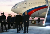 Le président russe Vladimir Poutine (g) accueilli par son homologue kazakh Kassym-Jomart Tokaïev à son arrivée à l'aéroport d'Astana, le 9 novembre 2023 au Kazakhstan