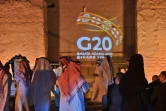 Le logo du G20 est projeté sur un site historique dans la banlieue de Riyad pour marquer l'ouverture du Sommet, le 20 novembre 2020