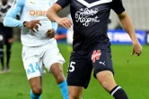 Le défenseur brésilien de Bordeaux Pablo (d) devant l'attaquant camerounais de Marseille Clinton Njie, le 5 février 2019 au Stade Vélodrome