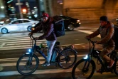 Des livreurs à vélo, dans l'arrondissement de Manhattan, le 27 octobre 2021. Face à ce qu'ils considèrent comme de la "passivité" de la police new-yorkaise, des livreurs se sont regroupés pour se défendre contre les vols et les agressions