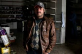 Louai Adnan, 34 ans, a rouvert depuis quatre jours l'épicerie qu'il tient avec son frère dans le quartier résidentiel d'Al-Jawsak à Mossoul, le 17 mars 2017