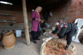 Sabiha Ayari et sa belle-soeur fabriquent des poteries en argile à Sejnane, en Tunisie, le 14 mars 2019