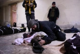 Un homme pleure son enfant dans une morgue de fortune de la ville de Douma le 19 février 2018 après des bombardements aériens meurtriers du régime syrien sur la région rebelle de la Ghouta orientale. 