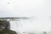 L'hélicoptère auquel est accrochée l'Américaine Erendira Wallenda, le 15 juin 2017 au-dessus des chutes du Niagara