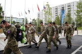 Des soldats de l'armée britannique arrivent au village olympique, le 10 juillet 2012 à Londres, après avoir été appelés en urgence après la défaillance de la société de sécurité privée, en charge de la protection aux Jeux