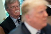 Le président américain Donald Trump (D) et son ex-conseiller John Bolton, à la Maison Blanche, le 9 mai 2018