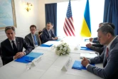 Le chef de la diplomatie ukrainienne Dmytro Kouleba (d) lors d'une réunion avec son homologue américain Antony Blinken (g) en marge de la réunion des ministres des Affaires étrangères des Etats du G7, le 18 avril 2024 à Capri, en Italie