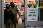 "Vaccin contre le Covid-19 pas encore disponible", indique une pancarte à l'entrée d'une pharmacie de Burbank, en Californie, le 23 novembre 2020