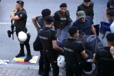 Des policiers interpellent un  participant à la Marche des Fiertés LGBTQ+, le 26 juin 2022 à Istanbul 