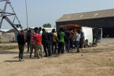 Des migrants font la queue pour recevoir des vivres distribués par une association à Calais le 21 juin 2017