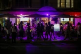 Des promeneurs sur Ocean Drive pendant le "Spring break" à Miami Beach, le 24 mars 2022 en Floride