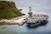 Le porte-avions américain Theodore Roosevelt à quai sur la base navale américaine de Guam, le 19 mai 2020