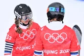 Les Français Chloe Trespeuch et Merlin Surget après les quarts de finale de l'épreuve de snowboardcross par équipes, le 12 février 2022 aux Jeux olympiques de Pékin