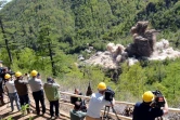 Photo fournie par l'agence nord-coréenne Kcna le 25 mai 2018 montrant des explosions lors de la démolition du site nucléaire de Punggye-ri