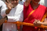 Le président du parti du Congrès Rahul Gandhi (G) et sa soeur Priyanka Gandhi lors d'une manifestation à la veille du coup d'envoi des élections législatives en Inde, le 10 avril 2019 à Amethi, dans l'Uttar Pradesh (nord).