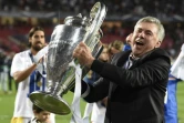 L'entraîneur italien Carlo Ancelotti soulève le trophée de la Ligue des Champions, après la victoire en finale du Real Madrid, 4-1 face à l'Atlético Madrid, le 24 mai 2014 à Lisbonne