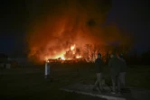 Un entrepôt en flammes à Kiev après un bombardement, le 17 mars 2022