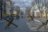 Des obstacles métalliques jonchent une rue d'Odessa (sud de l'Ukraine) qui se prépare à une éventuelle attaque des forces russes, le 13 mars 2022