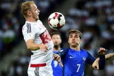 L'attaquant français Antoine Griezmann (d) à la lutte avec le milieu belarus Maksim Bardachow en qualifications pour le Mondial-2018, le 6 septembre 2016 à Borisov 