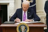 Le président Biden signe des décrets relatifs à la crise sanitaire à la Maison Blanche, le 21 janvier 2021
