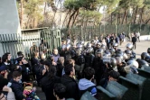 Etudiants manifestant contre le gouvernement face à des forces de l'ordre devant l'université de Téhéran le 30 décembre 2017