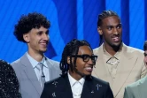 Les basketteurs français Zaccharie Risacher (G) et Alex Sarr (D) posent pour une photo lors de la Draft NBA le 26 juin 2024