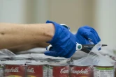 Des bénévoles de la Banque alimentaire de Washington préparent des cartons de nourriture le 1er avril 2020
