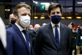 Le président Emmanuel Macron (G) et le ministre de l'Agriculture Julien Denormandie au Salon de l'agriculture à Paris le 26 février 2022