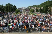 Des fidèles écoutent la messe célébrée par le pape François à Sainte-Anne-de-Beaupré, le 28 juillet 2022 au Québec