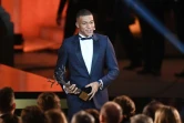 Le jeune prodige français du PSG Kylian Mbappé s'exprimant devant l'assemblée après avoir décroché le Trophée Kopa à Paris, le 3 décembre 2018