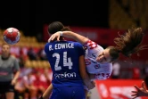 L'arrière droite croate Dejana Milosavljevic tire au but malgré la défense du pivot français Béatrice Edwige, lors de leur demi-finale de l'Euro-2020, le 18 décembre 2020 à Herning (Danemark)