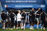 L'équipe de France se pose sur la pelouse du stade de Nijni Novgorod, le 5 juillet 2018, à la veille de quart de finale contre l'Uruguay